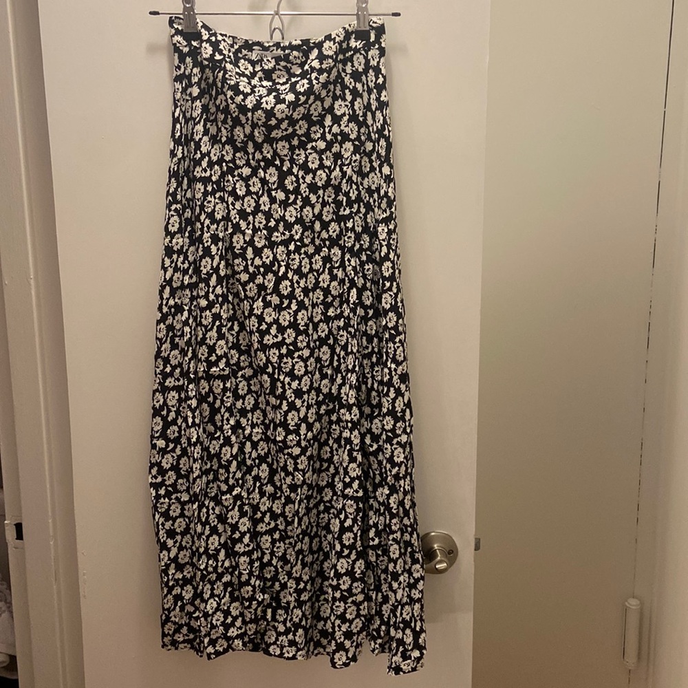 Zara Navy and White Floral Skirt - XS